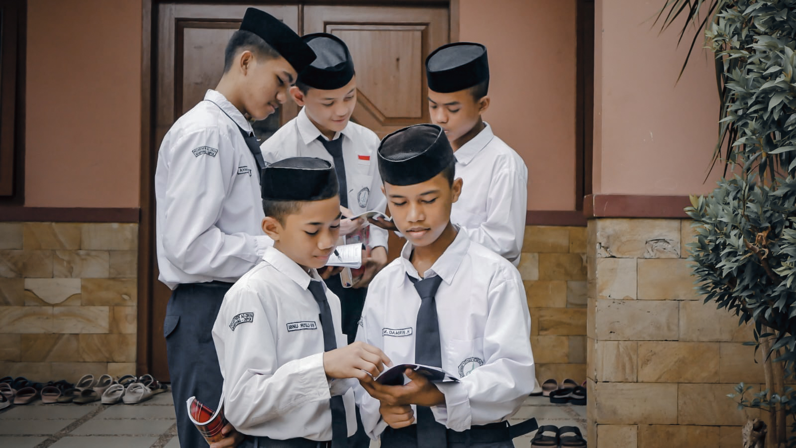 Keunggulan Program Bahasa Pondok Arab & Inggris Di Pesantren Daar El Syukur